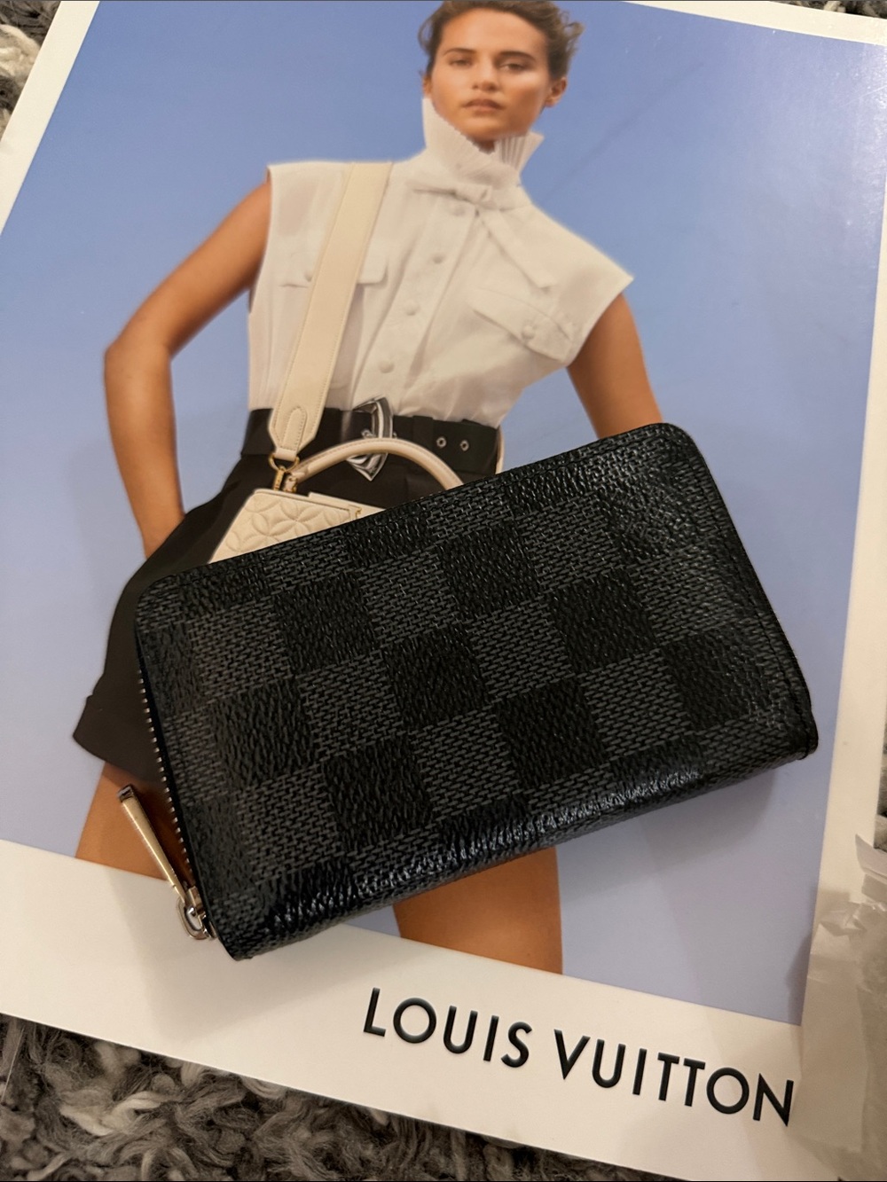 Authentic LOUIS VUITTON
Damier Graphite Canvas Zippy Coin Purse